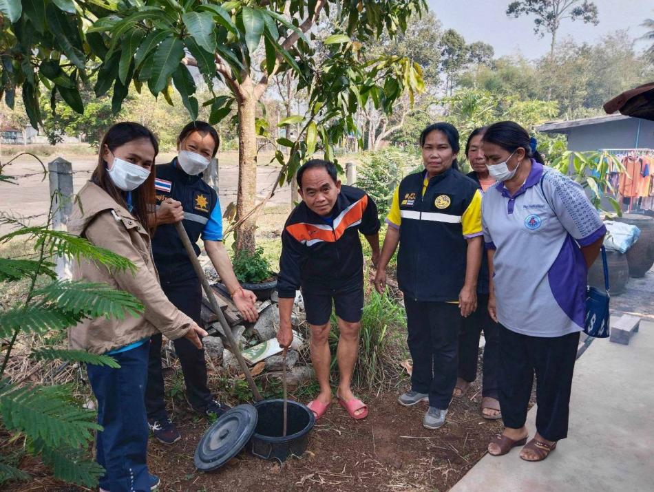 เจ้าหน้าที่กองสาธารณสุขและสิ่งแวดล้อม เทศบาลตำบลพังโคนศรีจำปา ลงพื้นที่ทวนสอบการจัดทำถังขยะเปียกครัวเรือน