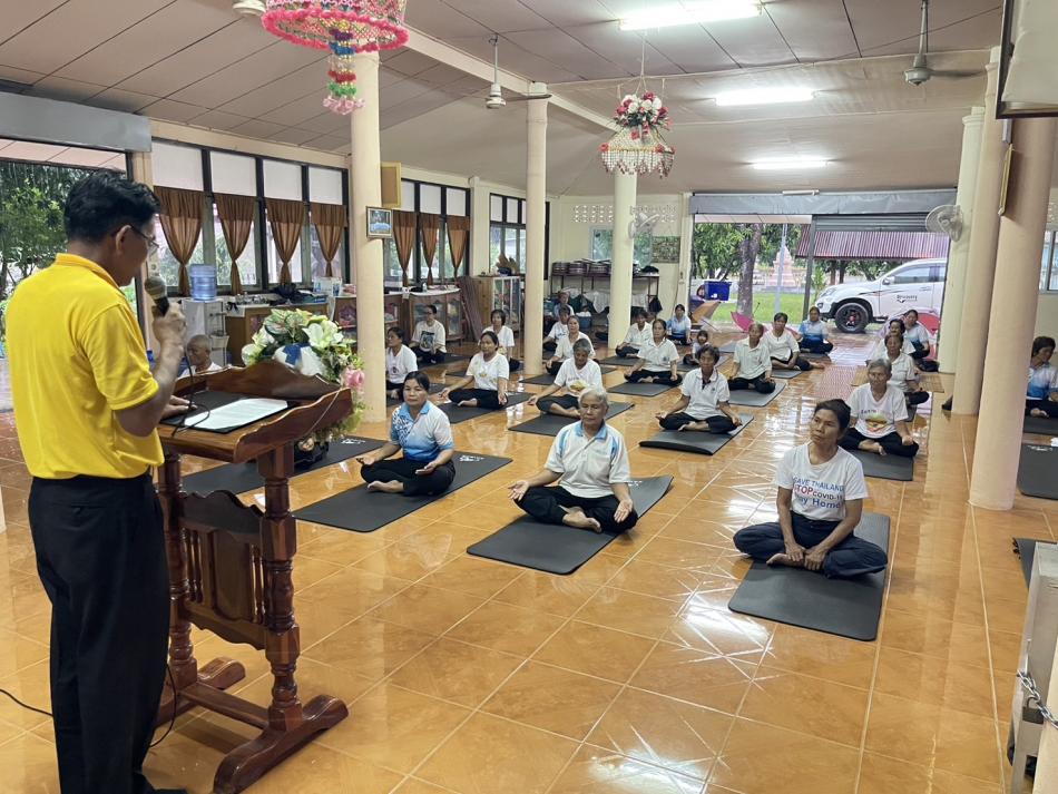 พิธีปิดโครงการออกกำลังกายเพื่อสุขภาพด้วยโยคะ ประจำปีงบประมาณ 2567 กลุ่มเป้าหมายผู้สูงอายุในชุมชนบ้านสร้างขุ่ย จำนวน 35 คนโดยมีคุณครูเดือนฉาย  ทามณี ตำแหน่ง ครู กศน.ตำบล ศูนย์ส่งเสริมการเรียนรู้อำเภอพังโคน เป็นวิทยากร