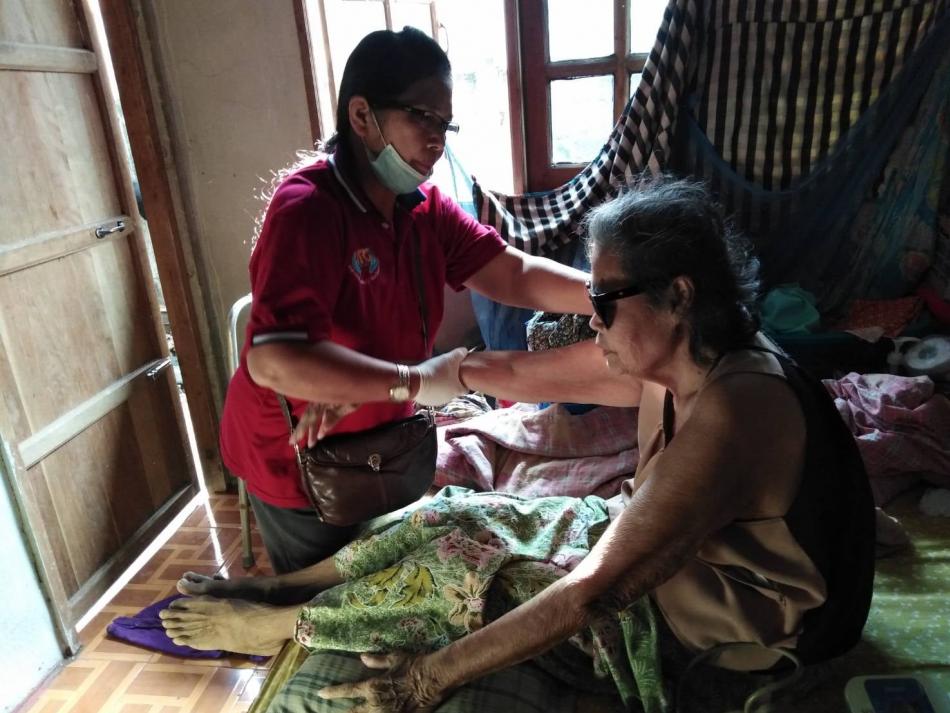 อสบ. ออกให้บริการดูแลสุภาพผู้สูงอายุ ฯ (6 ภาพ)