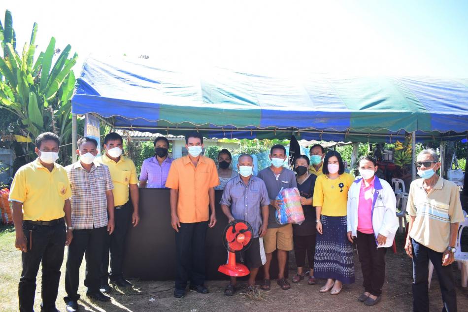 เทศบาลตำบลพังโคนศรีจำปา ลงพื้นที่มอบถุงยังชีพแก่ผู้ประสบอัคคีภัย รายนายอิฐ ไชยรา ฯ (6 ภาพ)