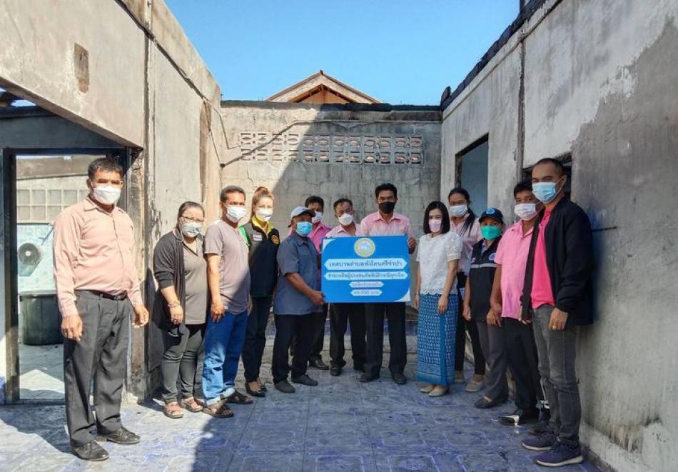 เทศบาลตำบลพังโคนศรีจำปา ลงพื้นที่มอบถุงยังชีพแก่ผู้ประสบอัคคีภัย รายนายฉลาด นามคุณ ฯ (1 ภาพ)