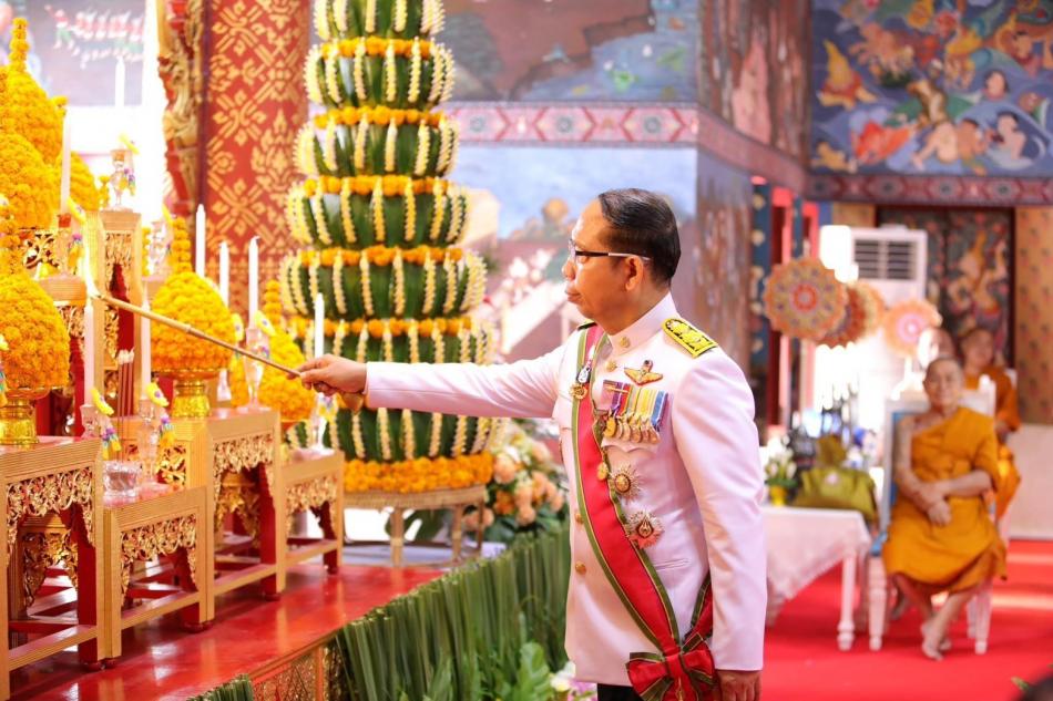 พิธีเวียนเทียนสมโภชน้ำพระพุทธมนต์ศักดิ์สิทธิ์ ณ ภูน้ำลอด  วัดพระธาตุเชิงชุมวรวิหาร 