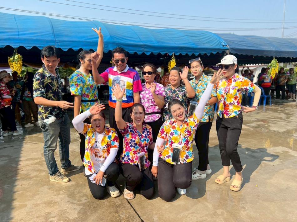 เทศบาลตำบลพังโคนศรีจำปา ร่วมสืบสานประเพณีสงกรานต์ รดน้ำขอพรนายอำเภอพังโคน